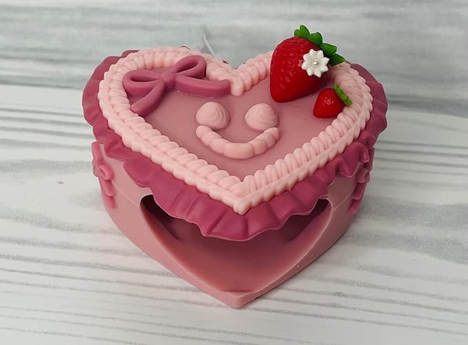 Bath and Body Works Strawberry Sweatheart Valentine Cake Pocketbac Hand Sanitzer Holder