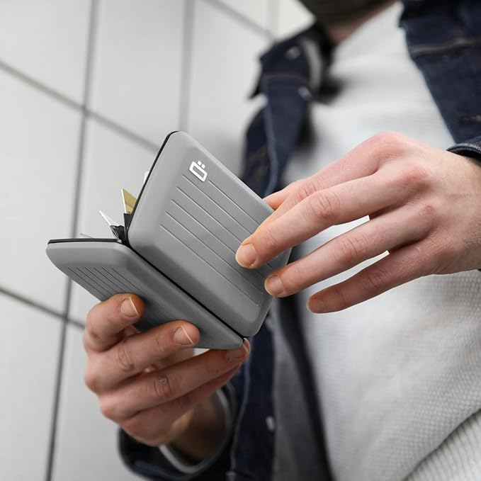 ÖGON -DESIGNS- Aluminum card holder with metal lock, RFID protection against fraud and demagnetization, compact wallet, Smart Case OSLO model