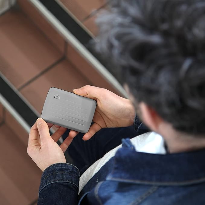 ÖGON -DESIGNS- Aluminum card holder with metal lock, RFID protection against fraud and demagnetization, compact wallet, Smart Case OSLO model