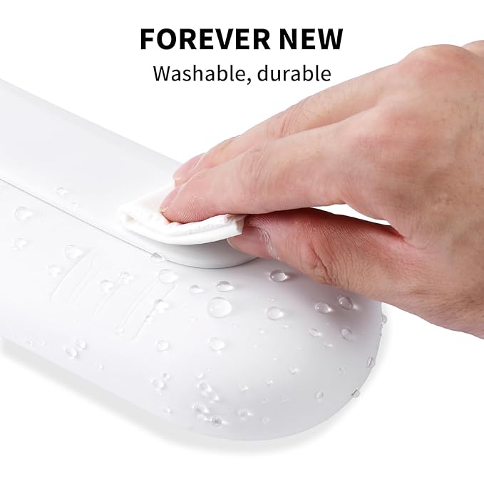AGIKET Silicone Makeup Brush Holder Travel Cosmetic Bag：Soft Portable Cosmetic Face Brushes Holder with Upgrade Anti-Fall Out Magnetic Closure, Large Travel Makeup Brush Case - White