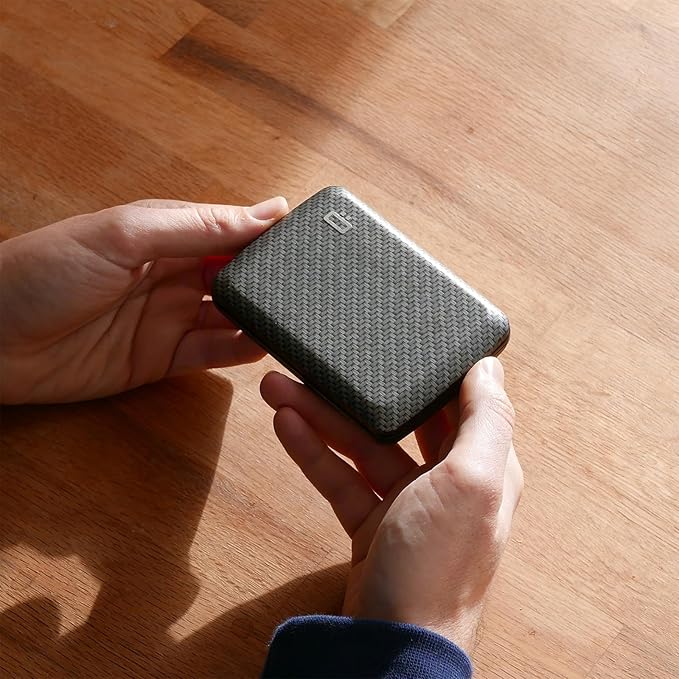 ÖGON -DESIGNS- Aluminum card holder with metal lock, RFID protection against fraud and demagnetization, compact wallet, Smart Case OSLO model